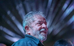 BRASIL: No Brasil o ex-presidente Lula da Silva anunciou que sua candidatura será apresentada em abril 