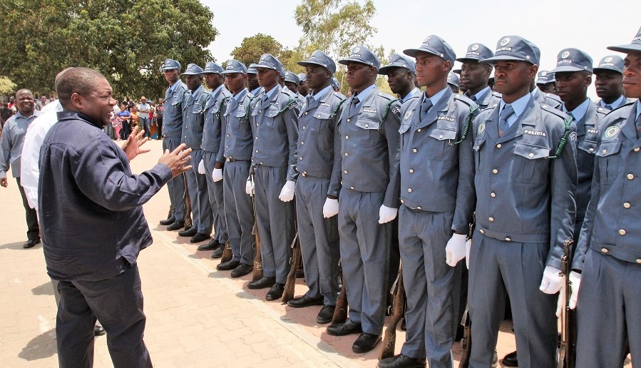 Presidente Filipe Nyusi com elementos da Polícia da República de Moçambique (PRM)