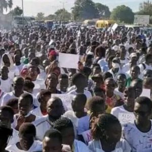 Guiné-Bissau: Professores e técnicos da saúde em protesto inundam centro de Bissau