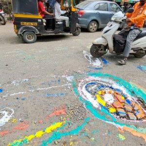 Goa: Ativistas pintam buracos das estradas para alertar sobre segurança no trânsito