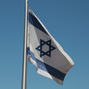 Israel: Ex-primeiro-ministro desaconselha resposta militar contra Irão