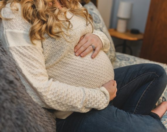 União Europeia aprova voto por procuração para eurodeputadas grávidas e mães recentes