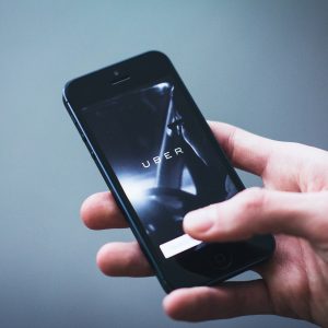 Uber e Momenta preparam testes de robotáxis em Munique a partir de 2026