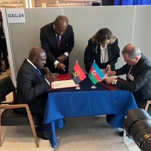 Angola e Azerbaijão assinam acordo para isenção de vistos em passaportes diplomáticos e de serviço